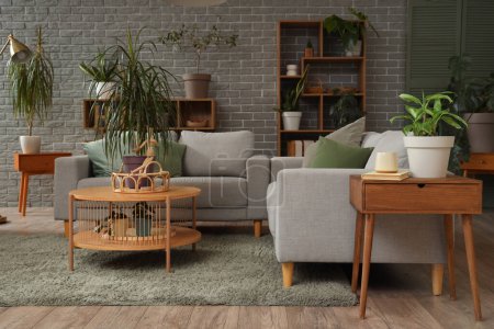 Foto de Interior del salón con plantas, sofás y mesas - Imagen libre de derechos