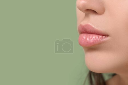 Frau mit schönen Lippen auf grünem Hintergrund, Nahaufnahme
