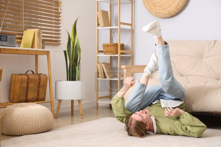 Gefallene junge Frau mit ungebundenen Schnürsenkeln auf dem Boden zu Hause. Trauma-Konzept