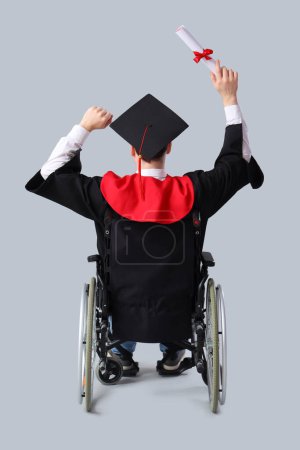 Männlicher Absolvent im Rollstuhl mit Diplom auf hellem Hintergrund, Rückansicht