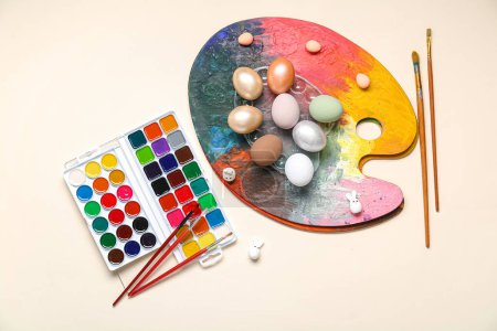 Foto de Paleta de pintura con huevos de Pascua sobre fondo blanco. Concepto Pascua. - Imagen libre de derechos