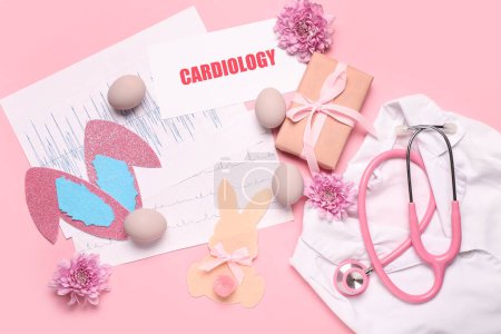 Composition avec stéthoscope, cardiogrammes et décor de Pâques sur fond rose