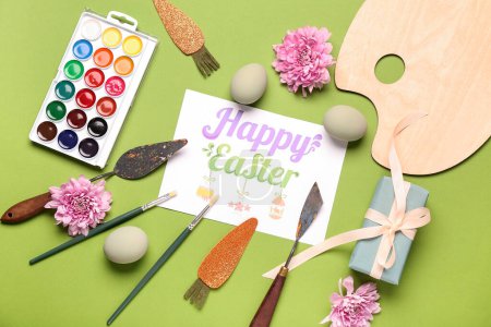 Téléchargez les photos : Composition avec carte de vœux, outils de peintre et œufs de Pâques sur fond vert - en image libre de droit