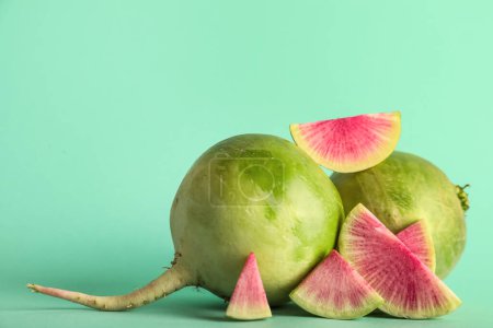 Reife Wassermelonen Radieschen auf grünem Hintergrund