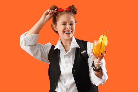 Barkeeperin mit Cocktail auf orangefarbenem Hintergrund