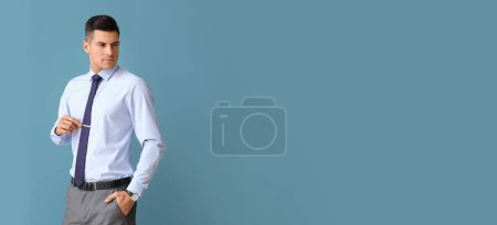 Foto de Hombre en ropa formal y con clip de corbata sobre fondo azul con espacio para texto - Imagen libre de derechos