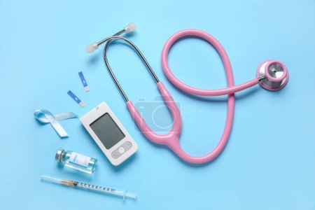 Bewusstseinsband mit Insulin, Glukometer und Stethoskop auf blauem Hintergrund. Diabetes-Konzept
