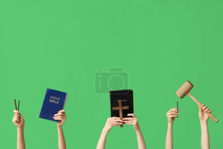 Photo for Female hands with Holy Bibles, nails and mallet on green background. Good Friday concept - Royalty Free Image