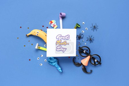 Festliche Postkarte zum Aprilscherz mit Banane, lustigen Gläsern und Party-Dekor auf blauem Hintergrund