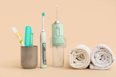 Téléchargez les photos : Set pour l'hygiène dentaire avec irrigateur oral sur fond clair - en image libre de droit