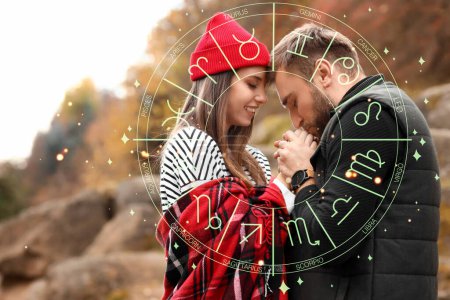 Junger Mann küsst im wunderschönen Herbstpark die Hände seiner Freundin. Liebeskompatibilitätshoroskop. Partnersuche nach Geburtsdatum