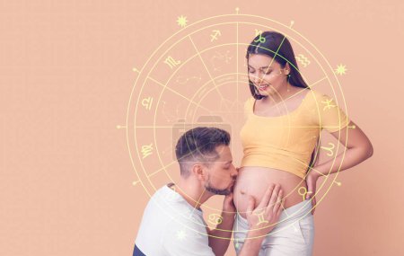 Glückliches schwangeres Paar auf beigem Hintergrund. Konzept der Astrologie