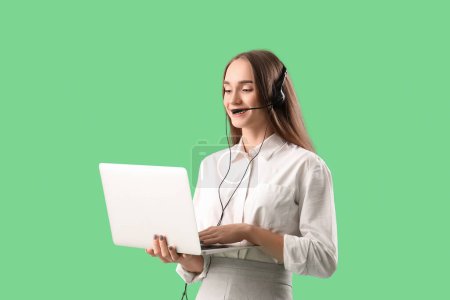 Retrato de agente de soporte técnico femenino con auriculares y portátil sobre fondo verde