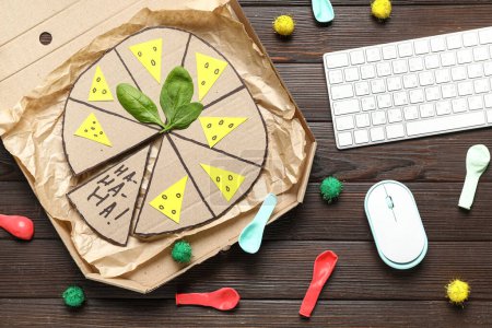Foto de Pizza de cartón, teclado de ordenador y ratón sobre fondo de madera. Broma del Día de los Inocentes - Imagen libre de derechos