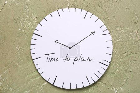 Papieruhr mit Text TIME TO PLAN auf grauem Hintergrund. Zeitmanagement. Ansicht von oben