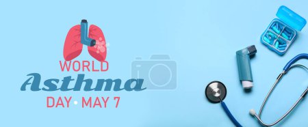Inhalator, Stethoskop und Pillen auf hellblauem Hintergrund. Banner zum Welt-Asthma-Tag