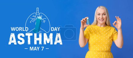 Bannière pour la Journée mondiale de l'asthme avec une femme mature tenant un inhalateur et montrant OK