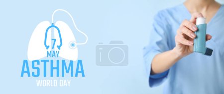 Téléchargez les photos : Bannière pour la Journée mondiale de l'asthme avec un médecin tenant un inhalateur, gros plan - en image libre de droit
