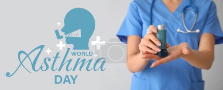 Téléchargez les photos : Bannière pour la Journée mondiale de l'asthme avec un médecin tenant un inhalateur, gros plan - en image libre de droit