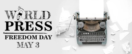 Vintage machine à écrire et feuilles de papier déchiré sur fond clair. Bannière pour la Journée mondiale de la liberté de la presse