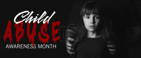 Sensibilisierungsbanner für den Nationalen Monat zur Prävention von Kindesmissbrauch mit verängstigter kleiner Tochter und den Händen des Vaters