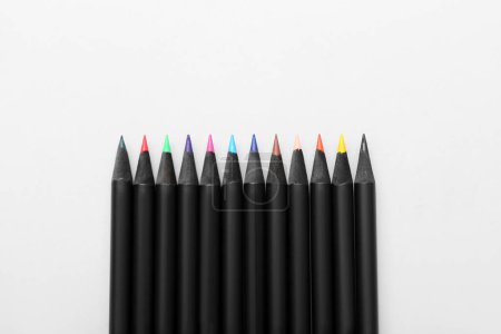 Foto de Muchos lápices de colores aislados sobre fondo blanco - Imagen libre de derechos