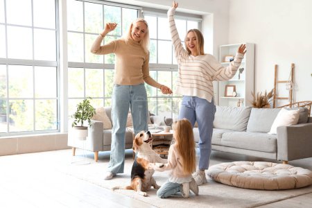 Famille heureuse avec chien mignon dansant à la maison