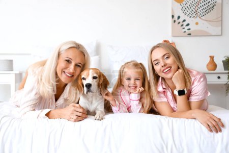 Famille heureuse avec chien mignon dans la chambre