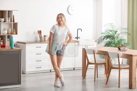 Téléchargez les photos : Belle femme sportive avec des balances dans la cuisine à la maison. Concept de perte de poids - en image libre de droit