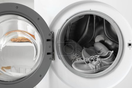 Offene Waschmaschine mit Turnschuhen, Nahaufnahme