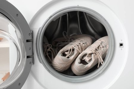 Offene Waschmaschine mit Turnschuhen, Nahaufnahme