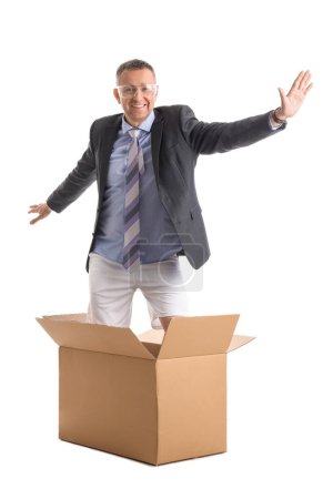 Foto de Hombre de negocios divertido en traje y ropa deportiva surfeando en caja de cartón sobre fondo blanco - Imagen libre de derechos