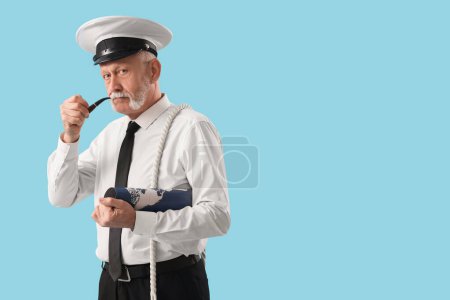 Matelot mature avec corde et carte pipe à fumer sur fond bleu