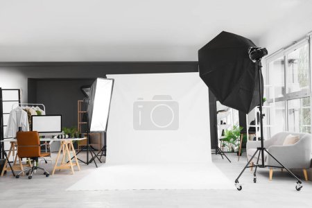 Foto de Interior del moderno estudio fotográfico con equipamiento profesional y fondo blanco - Imagen libre de derechos