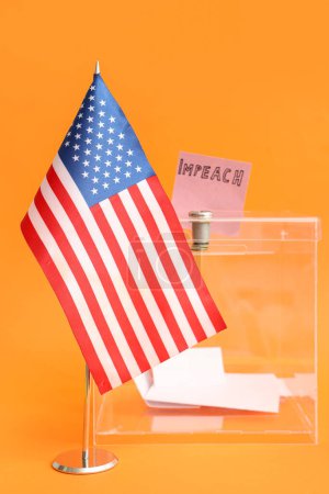Drapeau des États-Unis et bulletin de vote avec le mot IMPEACH dans l'urne sur fond orange
