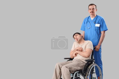 Junger Mann im Rollstuhl mit Arzt auf hellem Hintergrund. Nationaler Monat des Bewusstseins für Zerebralparese