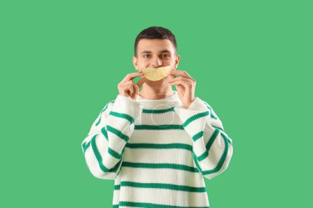 Foto de Joven con pieza de pomelo sobre fondo verde - Imagen libre de derechos