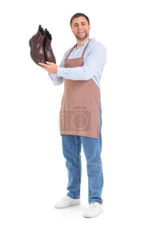 Zapatero hombre con botas sobre fondo blanco