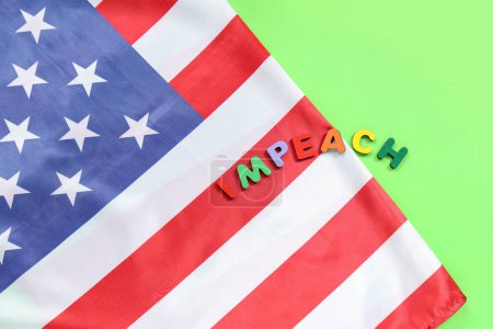 Lettres colorées orthographe IMPEACHMENT mot et drapeau des États-Unis sur fond vert