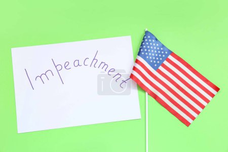 USA-Flagge und Streikposten-Plakat mit dem Wort IMPEACHMENT auf grünem Hintergrund