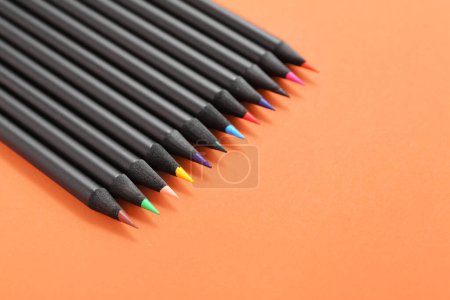 Foto de Muchos lápices de colores sobre fondo naranja - Imagen libre de derechos