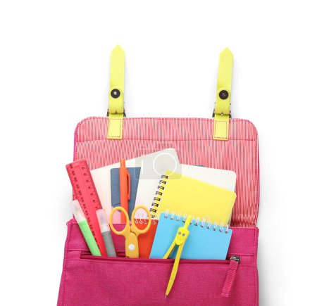 Foto de Elegante mochila escolar rosa con diferentes artículos de papelería sobre fondo blanco - Imagen libre de derechos