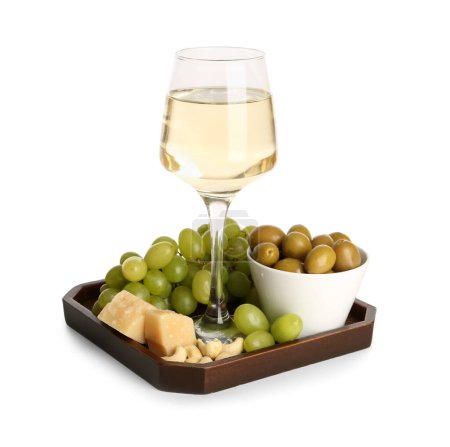 Holztafel mit Trauben, einem Glas erlesenem Wein, Oliven, Nüssen und Käse auf weißem Hintergrund