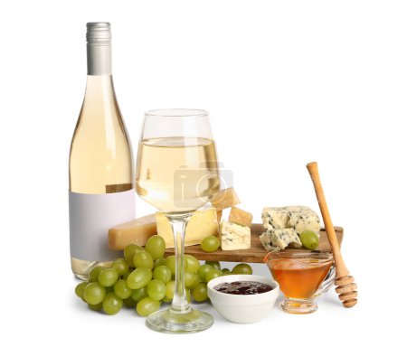 Botella y copa de exquisito vino, uvas, mermelada, miel, queso y uvas sobre fondo blanco
