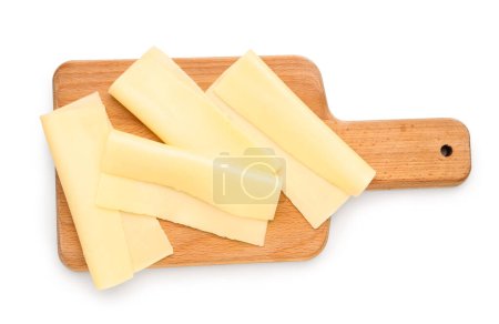 Holzbrett mit leckeren Käsescheiben auf weißem Hintergrund