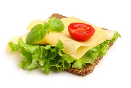 Leckeres Sandwich mit Käse, Tomaten und Salat auf weißem Hintergrund