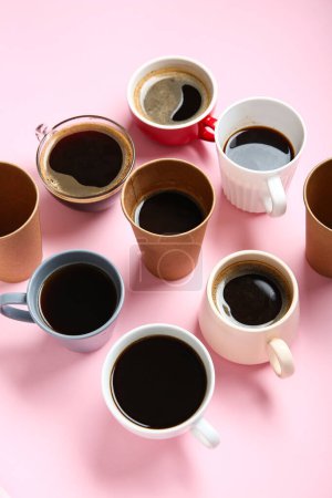 Téléchargez les photos : Beaucoup de tasses de café chaud sur fond rose - en image libre de droit