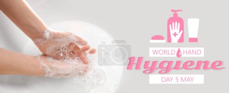 Téléchargez les photos : Femme se lavant les mains avec du savon dans l'évier. Bannière pour la Journée mondiale de l'hygiène des mains - en image libre de droit