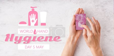 Téléchargez les photos : Femme se lavant les mains avec du savon. Bannière pour la Journée mondiale de l'hygiène des mains - en image libre de droit