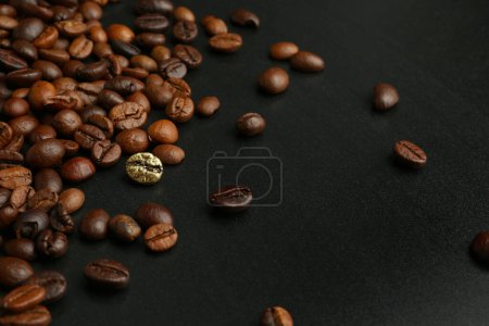 Un grano de café dorado entre los marrones sobre fondo oscuro. Concepto de singularidad